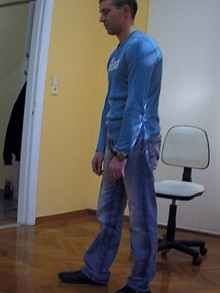 λανθασμένη στάση (το άτομο καμπουριάζει)