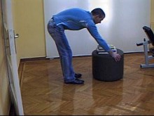 λανθασμένη μεταφορά βάρους (έλκει βαρύ αντικείμενο)