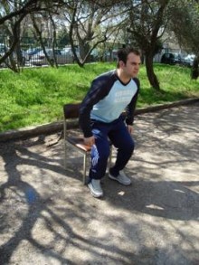 η σωστή κίνηση κατά την έγερση (παρατηρήστε τη θέση του κορμού και των ποδιών)